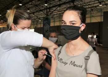 Jovens com 18 anos ou mais e quem precisa tomar a 2ª dose continuam a ser vacinados hoje