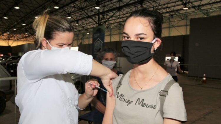 Jovens com 18 anos ou mais e quem precisa tomar a 2ª dose continuam a ser vacinados hoje