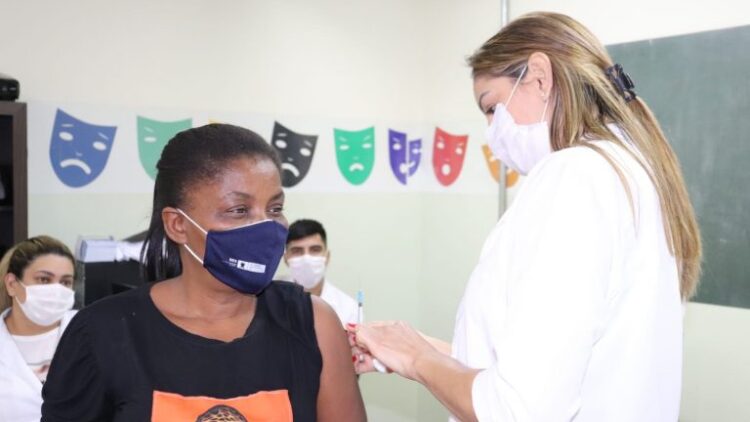 Prefeitura leva vacinação itinerante contra Covid ao Dom Antônio e Santa Luzia