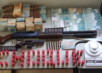 Choque da PM prende tio e sobrinho foragidos com armas, drogas e dinheiro na Capital