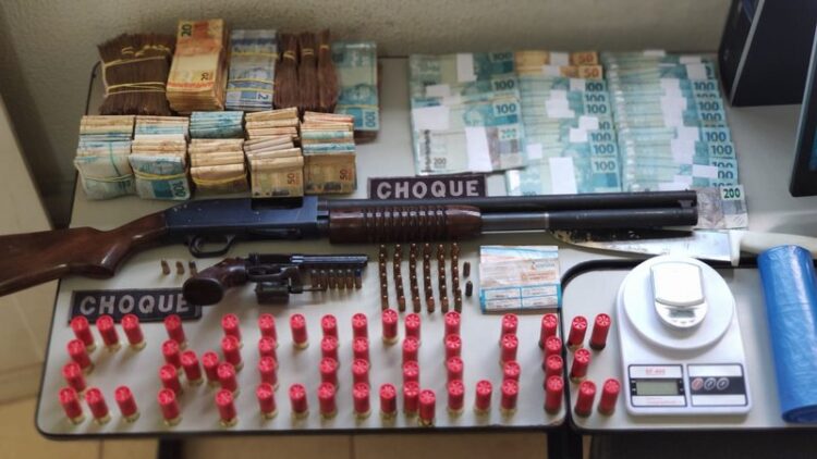 Choque da PM prende tio e sobrinho foragidos com armas, drogas e dinheiro na Capital