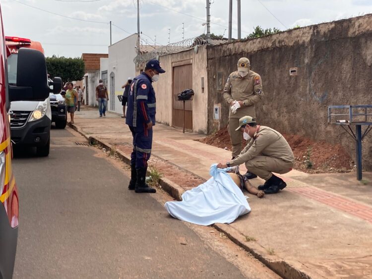 Homem é alvejado com 6 tiros e morto na frente da namorada no Jardim Campo Belo