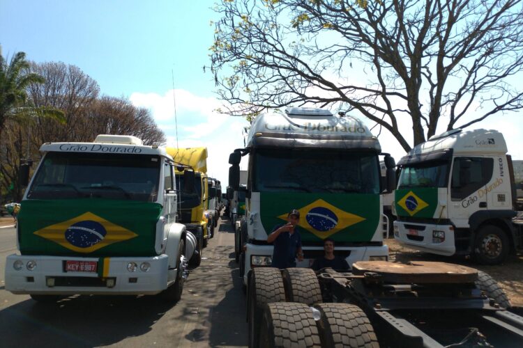 Caminhoneiros mantêm bloqueios em rodovias mesmo com pedido de Bolsonaro para liberação