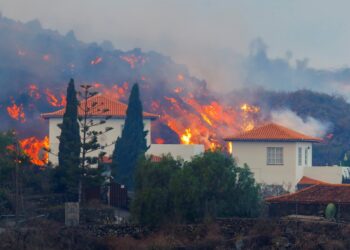 Lava de vulcão nas Canárias chega a casas, e milhares de pessoas fogem