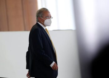 Guedes diz a banqueiros que crise alimentada por Bolsonaro pode prejudicar economia
