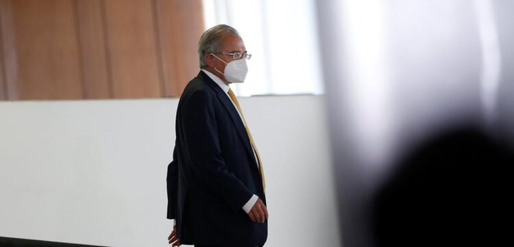 Guedes diz a banqueiros que crise alimentada por Bolsonaro pode prejudicar economia