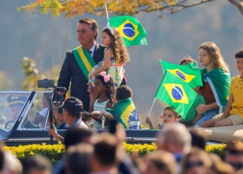 No 1º discurso do dia, opositores veem Bolsonaro fazer novas ameaças à democracia