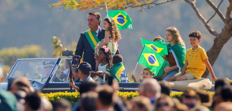 No 1º discurso do dia, opositores veem Bolsonaro fazer novas ameaças à democracia