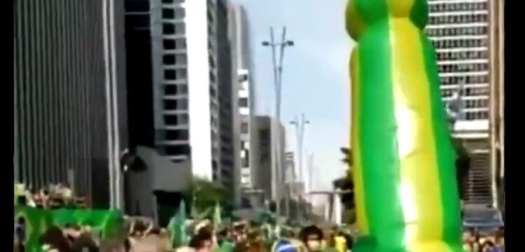 Bolsonaristas levam ‘piroca inflável’ para ato na Paulista e viram piada nas redes