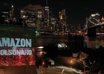 Projeções na cidade de Nova York denunciam Bolsonaro e a destruição da Amazônia