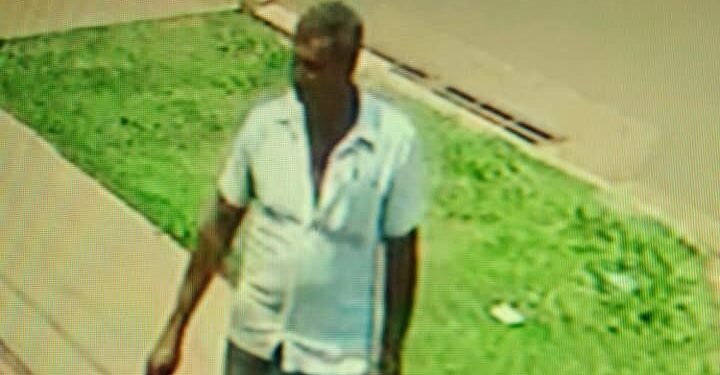 Câmeras flagram idoso furtando bicicletas em bairro e fotos repercutem na web