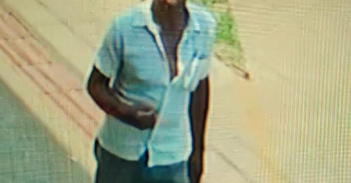 Câmeras flagram idoso furtando bicicletas em bairro e fotos repercutem na web