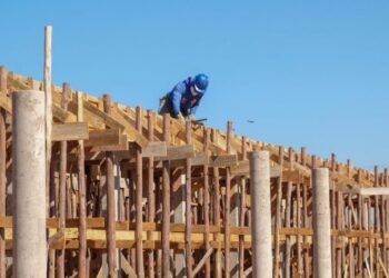 Prefeitura consegue recurso para concluir 8 escolas, construir casas, reformar postos e praças