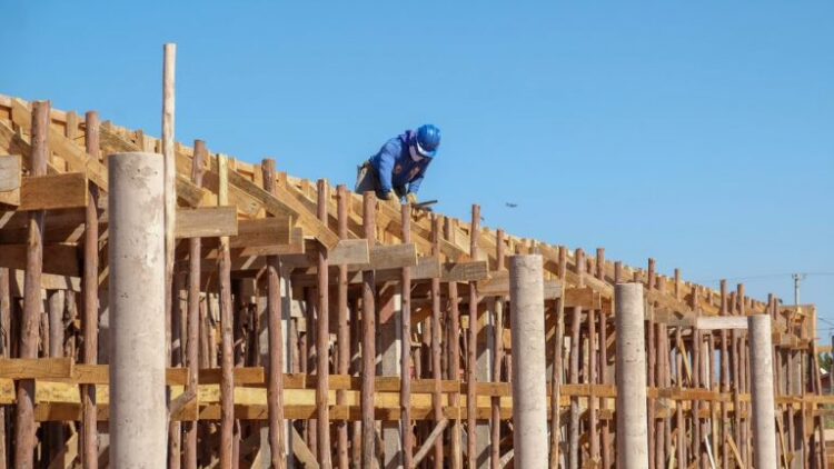 Prefeitura consegue recurso para concluir 8 escolas, construir casas, reformar postos e praças