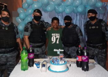 Apaixonado pelo trabalho dos PMs, menino recebe surpresa no dia do aniversário