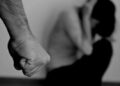 Mulher é agredida e arrastada pelos cabelos pelo marido ao se recusar a fazer sexo