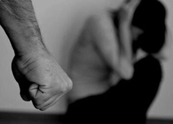 Mulher é agredida e arrastada pelos cabelos pelo marido ao se recusar a fazer sexo