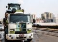 Caminhão carregando trator derruba 6 postes de energia e deixa idosa presa em carro na Capital