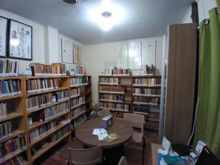 Biblioteca de cunho esotérico e de medicina alternativa abre acervo ao público