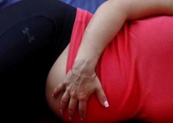 Marido espanca esposa de 18 anos grávida em festa, após desentendimento
