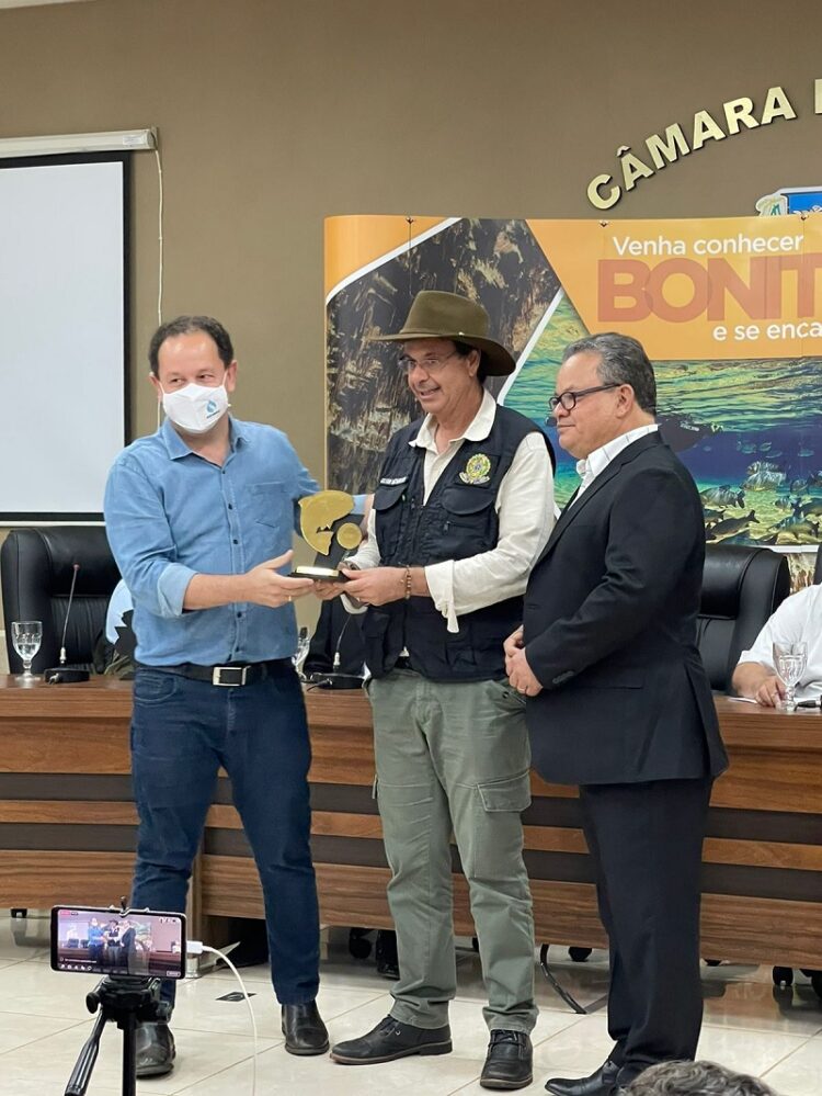 Presidente da Sanesul recebe Prêmio Piraputanga das mãos do ministro do Turismo