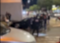 Multidão avança em PM que atendia ocorrência e equipe usa spray de pimenta e balas de borracha