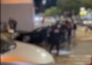 Multidão avança em PM que atendia ocorrência e equipe usa spray de pimenta e balas de borracha