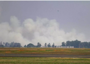 Avião em treinamento cai nos fundos da Base Aérea da Capital e fumaça é vista de longe
