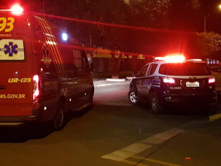 Mulher esfaqueia o marido durante briga, foge, mas depois liga 190 para se entregar