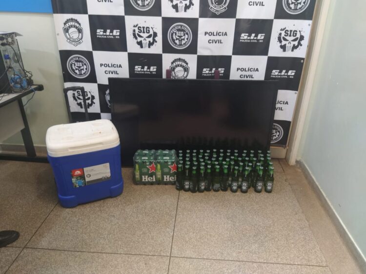 Ladrões são presos por furtar 88 garrafas de cerveja em bar de Três Lagoas