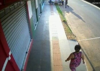 Vídeo mostra mulher batendo carro em muro, após crise epilética em Campo Grande