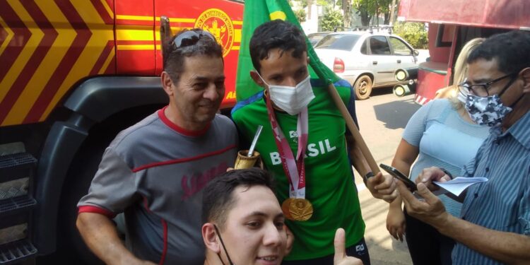 Medalhista de ouro Yeltsin é recebido em viatura dos bombeiros e dá entrevista ao CapivaraNews
