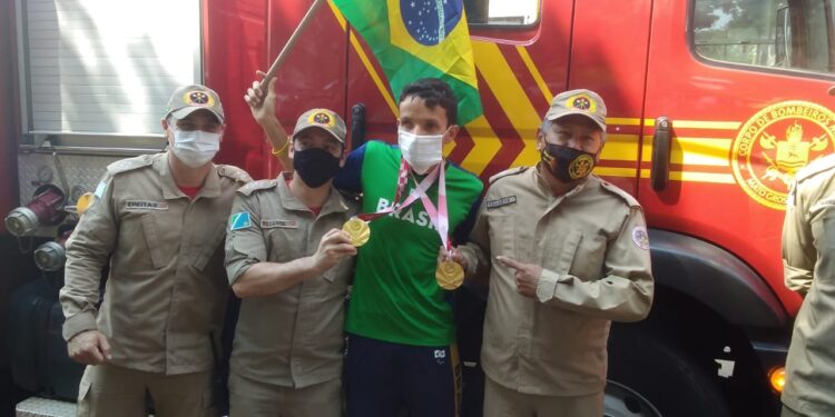 Medalhista de ouro Yeltsin é recebido em viatura dos bombeiros e dá entrevista ao CapivaraNews