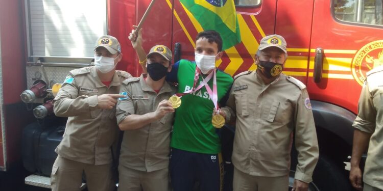 Medalhista de ouro Yeltsin é recebido em viatura dos bombeiros e dá entrevista ao CapivaraNews