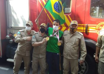 Medalhista de ouro Yeltsin é recebido em viatura dos bombeiros e dá entrevista ao CapivaraNews