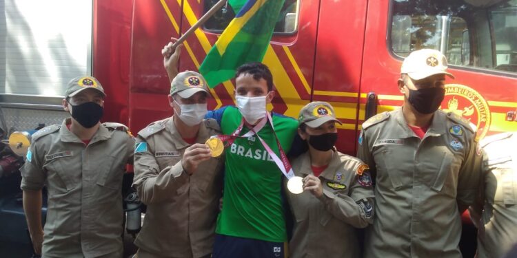 Medalhista de ouro Yeltsin é recebido em viatura dos bombeiros e dá entrevista ao CapivaraNews