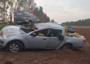 L200 Triton tomba com mais de uma tonelada de maconha e é apreendida pelo DOF