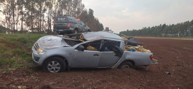 L200 Triton tomba com mais de uma tonelada de maconha e é apreendida pelo DOF