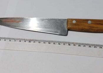 Jovem vai denunciar agressão do namorado e quando volta o encontra com faca em casa