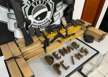 Polícia Civil apreende armamento de guerra, maconha e prende 5 pessoas na Capital