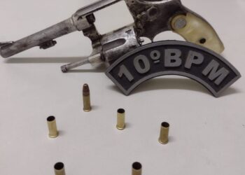 Mesmo com um baleado, dois homens saem no soco no Jardim Morenão e polícia intervém