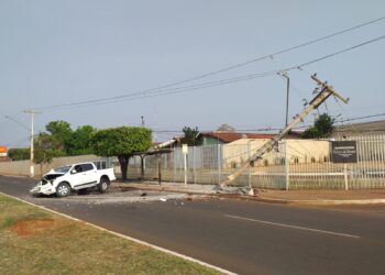 Rapaz perde o controle de S-10 e fica ferido ao bater em poste na Guaicurus