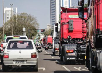 Manifestações pró-Bolsonaro “travam” Afonso Pena com carros e caminhões neste feriado na Capital