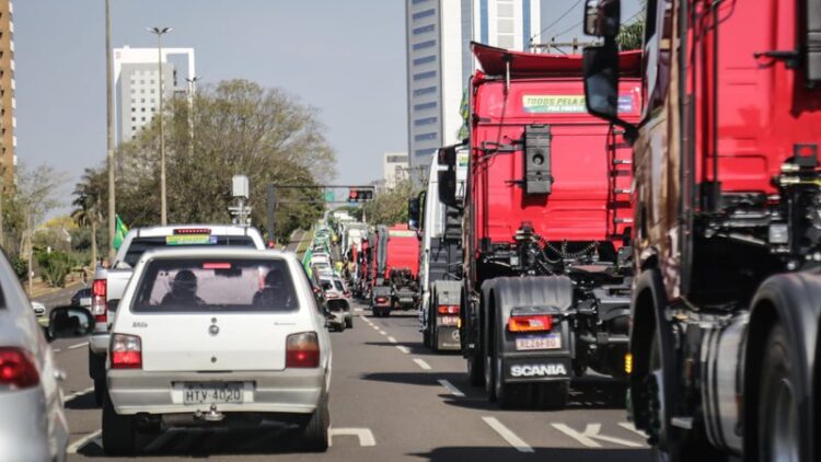Manifestações pró-Bolsonaro “travam” Afonso Pena com carros e caminhões neste feriado na Capital
