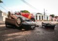 Motorista avança o PARE, colide em outro carro e capota HB20 na Capital