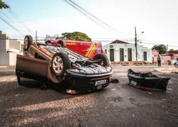 Motorista avança o PARE, colide em outro carro e capota HB20 na Capital