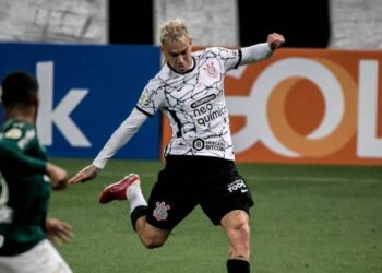 Roger Guedes decide, e Corinthians vence o Palmeiras no clássico