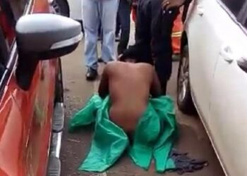 Ex-namorado é preso ao deixar mulher seminua na rua, após vê-la beber em bar com amigos