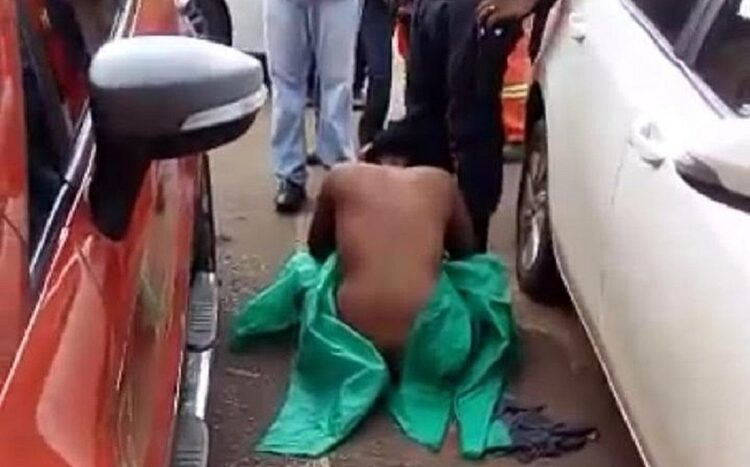 Ex-namorado é preso ao deixar mulher seminua na rua, após vê-la beber em bar com amigos