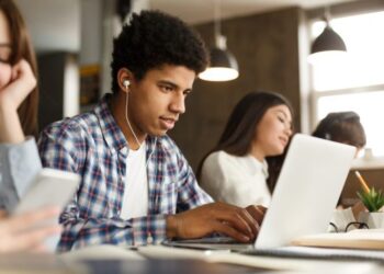 Inscrições para 50 vagas de estágio de ensino médio e superior com bolsas de até R$ 1 mil